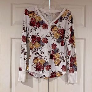 Women’s Floral Long Sleeve Henley Top 🍀